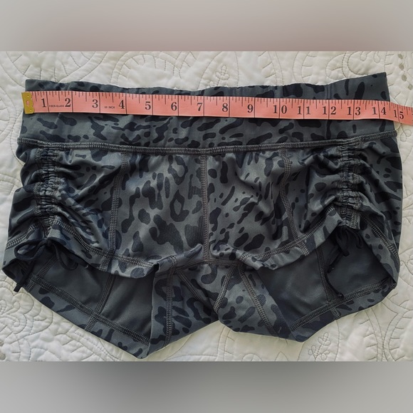 Lululemon Hot Hot Short size 6 - Picture 8 of 13